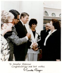 Con Ronald Reagan. Fotografía dedicada a Amalia Betanzos, 1987